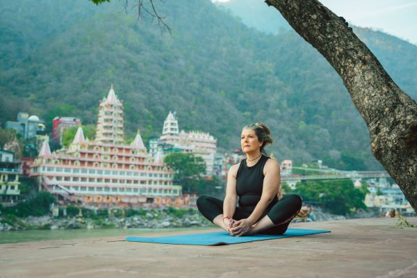 Comment participer à une retraite de yoga en pleine nature dans les montagnes de l'Himalaya, Inde?