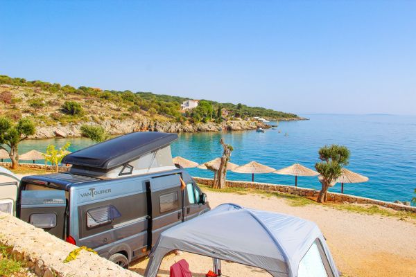 Comment préparer un itinéraire de camping pour découvrir les formations karstiques en Croatie?