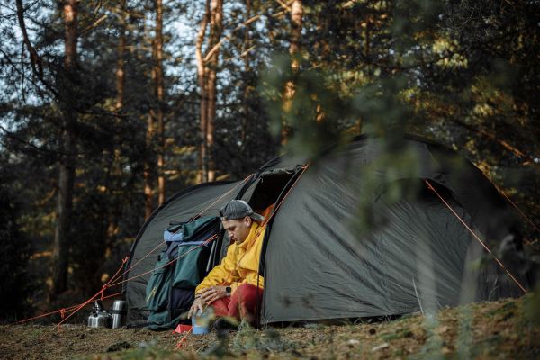 Quels sont les équipements nécessaires pour un camping en région de taïga au printemps?