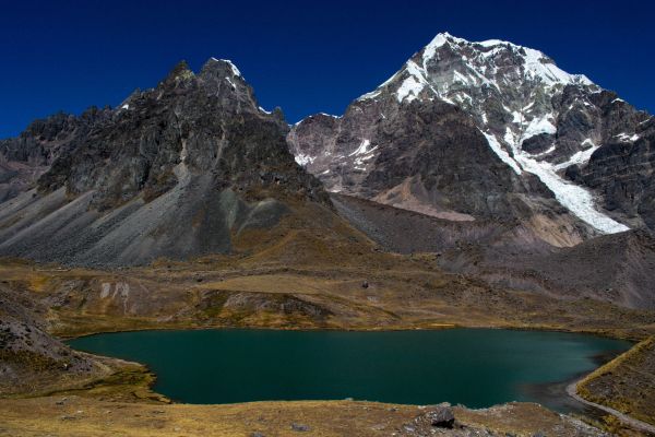 Quels sont les meilleurs itinéraires pour une randonnée dans les montagnes de Huascarán, Pérou?