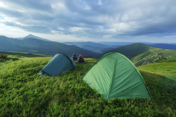 Comment choisir une tente pour un camping en région de haute montagne en été?