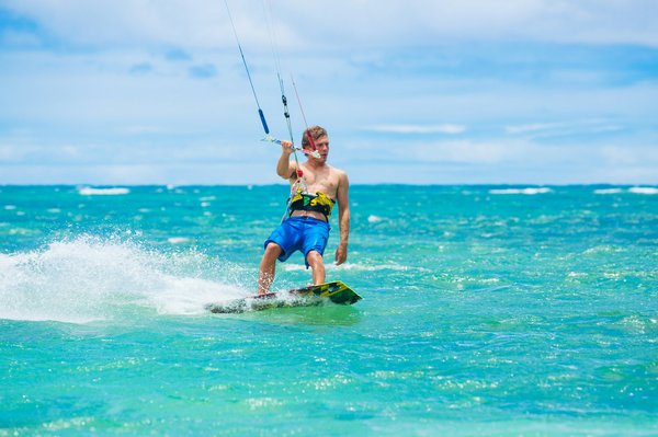 Quels sont les meilleurs spots pour le kitesurf en Australie : saisons et équipements ?